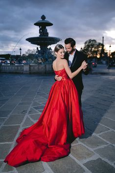 #placedelaconcorde #dancingcouple #couple #prewedding #photography #Paris Couple Poses Gown, Long Gown Couple Photoshoot, Long Tail Gown Couple Poses, Long Dress Couple Photoshoot, Couple Poses In Gown, Pre Wedding Gown Photoshoot, Tail Gown For Pre Wedding, Preshoot Poses, Gown Engagement Photos