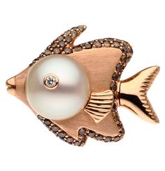 Oceania Collection | Autore Pearls AUTORE Oceania fish in white and rose gold, with South Sea pearl, white, black and brown diamonds. Brown Diamonds, Sea Life Jewelry, Pearl Jewels, Underwater Creatures, Nautical Jewelry, Casual Jewelry, Luxury Jewellery, Fun Photos