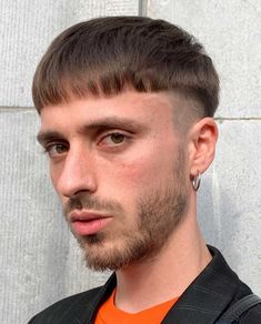 32+ Stylish Modern Bowl Cut Hairstyles for Men - Men's Hairstyle Tips Bowl Cut Men, Young Mens Hairstyles, Super Short Haircuts, Beard Haircut, Textured Haircut