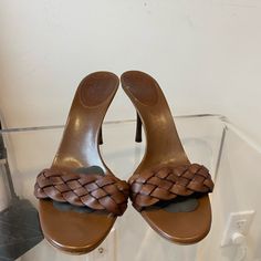 Gucci Brown Braided Sandals W Small Heel Open Toe Size 9 Gucci Open Toe Mules For Formal Occasions, Gucci Open Heel Mules For Formal Occasions, Gucci Leather Mules For Evening, Gucci Leather Heels For Spring, Summer Formal Gucci Mules, Gucci Formal Summer Mules, Gucci Sandals With Leather Sole For Summer, Gucci Leather Closed Toe Sandals, Gucci Leather Sandals For Spring