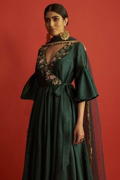 Emerald Green Indian Outfit, Green Indian Outfit, Banu Haqim, Tradional Wear, Nature Mythology, Green Designer Dress, Kurti Pants, Emerald Green Fabric, Lehenga Blouse Designs