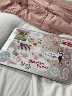 Macbook Case Decoration, Computer Case Stickers, Decorated Macbook, Macbook Case Ideas, Mac Book Stickers, Macbook Stickers Ideas, Macbook Decoration, Cute Macbook Case, Macbook Ideas