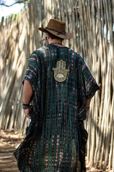 Zimbiza hamsa kimono.

Luxury beach kimono perfect for sunny days in Tulum, Costa Rica, Ibiza and Mykonos. Army green long kimono with a patch on the back. The ultimate unisex kimono to wear at raves, the beach and festivals. The kimono has a batik pattern and is easy to wear. Men Rave Outfits, Burning Man Style, Men Festival Outfit, Boho Men Style, Mens Plus Size Fashion, Moda Kimono, Burning Men, Festival Outfits Men, Holiday Cardigan