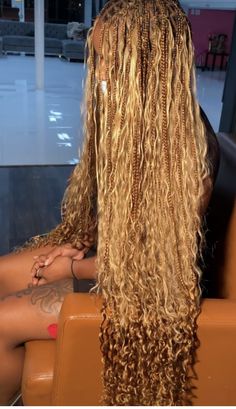 Honey Brown And Blonde Braids, Honey Blonde Protective Styles, Blonde Braids Goddess, Honey Blonde Goddess Knotless Braids, Bohemian Braids Honey Blonde, Brown Blonde Goddess Braids, Honey Blond Braid Hairstyles, Honey Box Braids