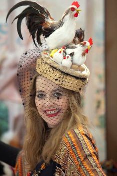 Easter Hat Parade, Edwardian Hat, Chicken Hats, Mad Hat, Crazy Hat Day, Silly Hats, Derby Outfits, Scary Funny, Diy Kostüm