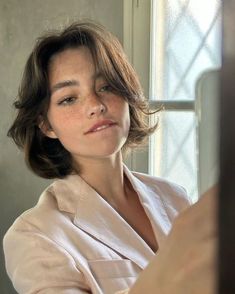 Short Hair All One Length, Short Brown Hair Layered, Short Brown Haircuts Mid Length, Shaggy Short Hair Fine, Short Haircuts With Face Framing, Girls With Short Hair Aesthetic, Cute Short Womens Haircuts, Short Bobs With Curtain Bangs, 1980s Short Hair