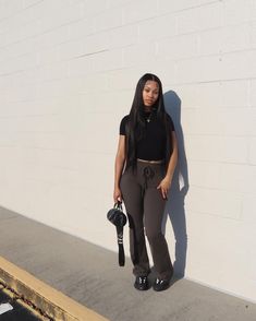 Calm Fall Outfits, Chill Girly Outfits, Heel Outfit Black Women, Simple All Black Outfit, Chill Baddie Outfits, 80s Inspired Outfits, Calm Fits, Pretty Dark Skin, Yeezy Outfit