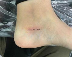 a person with a small tattoo on their foot that says, vie ta vue