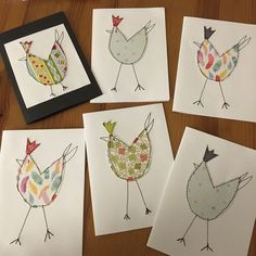 BASTELN MIT PAPIER Mit Papier kann man eine ganze Menge DIY Ideen verwirklichen und easypeasy zusammen mit Kindern bastelnWahrscheinlich findest du unterschiedliche Sorten Papier und Pappe schon im... Chicken Greeting Cards, Freehand Machine Embroidery, Chicken Crafts, Fabric Postcards, Fabric Cards, Ideas For Easter Decorations, Free Motion Embroidery, Ideas For Easter, Diy Basket