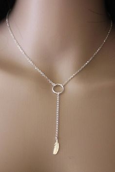 Collier cravate en argent massif pendentif anneau et plume - collier ethnique - collier minimaliste - collier fin argent - collier cravate collier forme cravate ras de cou en argent massif, combinant le style minimaliste et ethnique.chaine en argent massif 925/1000 avec 4cm de chainette d'extension. pendentif composé d'une breloque anneau en argent et une chainette en argent avec une plume. taille de l'anneau : 10mm� taille de la plume : 15mm longueur totale chainette + plume : 63mm longueur du c Silver Necklace, Silver