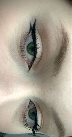 Aesthetic Eyeliner Looks, Cool Eyeliner Looks, Vintage Eyeliner, Fun Eyeliner, Vampire Bride, Graphic Makeup, Swag Makeup, Eye Makeup Pictures, Interesting Images