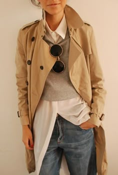 Tan Jeans, Beige Trench Coat, 가을 패션, Coco Chanel, Street Styles, Outfits Casuales, Cropped Sweater, Sling Bag