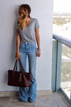 tucked in tee inspiration with high waisted flare jeans Flare Jeans Outfit, Clothes Shops, Style Casual Chic, Outfits Chic, Mode Casual, Womens Clothes, Flared Jeans, Fashion Mode