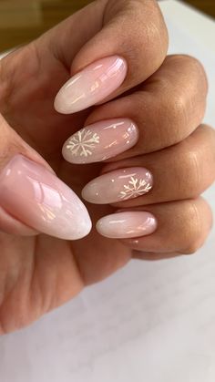 Simple Winter Manicure, Holiday Nails With Snowflake, Short Oval Nails Ideas Christmas, Winter Nail Art Simple, Almond Nails Aesthetic Winter, Calm Christmas Nails, Cute Almond Nails Winter, Clean Girl Nails Christmas, Nails Christmas Snowflake