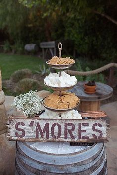 there is a sign that says s'mores on it and some cookies in the middle