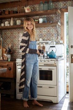 Free People Free Spirit Cardigan, Free People Davis Slouchy Overall Stile Hippie Chic, Looks Hippie, Look Boho Chic, Boho Mode, Boho Styl, Mode Hippie, Jeans Overall, Spring Clothing, Estilo Hippie