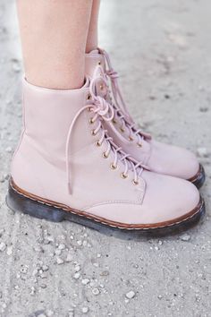 pastel pink @D R. Martens... they already exist? I loved them years ago, when I was young!!" Nyc Vintage, Converse Outfits, Miami Fashion, Nyc Fashion, Dr. Martens Boots, Skateboarding