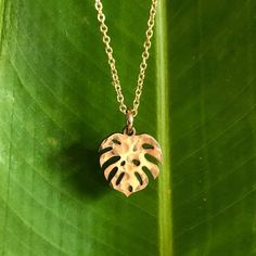 Monstera Necklace, Organic Jewelry Design, Jewelry Product Shots, Wholesale Silver Jewelry, Jewelry Photoshoot, Organic Jewelry, Jewelry Safe, Silver Jewelry Necklace