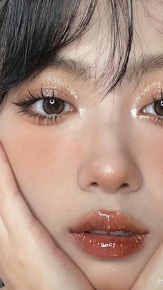 Simple Glossy Makeup Look, Cute And Soft Makeup, Fierce Make Up Look Korean, Delicate Makeup Looks, Wedding Makeup Douyin, Xie Lian Eye Makeup, Flirtatious Cute Makeup Style, Cute Girly Makeup Looks, Gold Asian Makeup