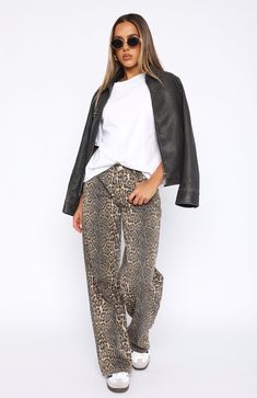 Leopard Print Wide Leg Pants Outfit, Printed Jeans Outfit, Leopard Print Jeans Outfit, Print Jeans Outfit, Leopard Jeans Outfit, Low Rise Wide Leg Jeans, Cheetah Pants, Teacher Fits, Outfit Verano