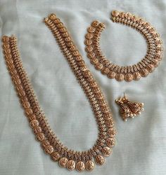 Coin Necklace Gold Indian, Gold Necklace Set Bridal Indian, Kasu Malai, Bridal Jewellery Inspiration, Indian Wedding Jewelry Sets, Antique Gold Jewelry Indian, Indian Bridal Jewelry Sets