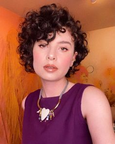 Curly Pixie Bob Natural Curls, Short 3b Haircuts, Short Naturally Curly Haircuts, Queer Curly Hair, Short Curly Haircuts Round Face, Feminine Pixie Haircut Curly, Curly Short Haircuts For Women, Pixie Haircut For Curly Hair Natural