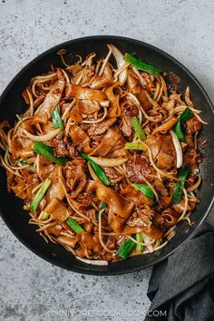 Beef Chow Fun (干炒牛河) - Omnivore's Cookbook Beef Chow Fun Recipe, Food Beef Recipes, Beef Chow Fun, Chow Fun Recipe, Chewy Noodles, Taiwanese Recipes, Chow Fun, Asian Fusion Recipes, Asian Dish