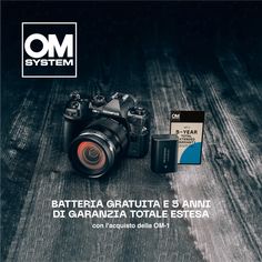 an image of a camera and batteries on a wooden surface with the caption baterita gratuata 5 anni di & d'arri di garaniza totale toale esttesta