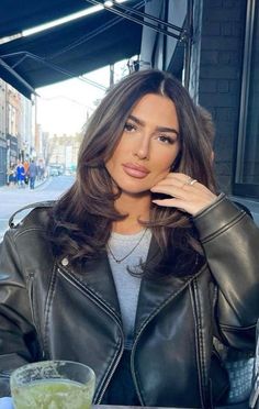 The Expensive Old Money Brunette (Gallery) | Rich Brunette Hair Color Trend 2024 | Expensive Brown Hair Aesthetic Inspo | Light brown hair | dark brown hair Platinový Blond, Brunette Hair Cuts, Brown Hair Looks, Layered Haircuts For Medium Hair, Hairstyles For Layered Hair, Blowout Hair, Haircuts For Medium Hair