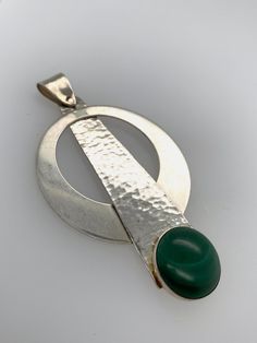 Modern Cabochon Round Pendant, Modern Cabochon Round Pendant Jewelry, Modern Jewelry With Round Cabochon Pendant, Modern Green Malachite Jewelry, Modern Polished Emerald Jewelry, Modern Green Cabochon Jewelry, Modernist Round Cabochon Jewelry, Green Sterling Silver Hammered Jewelry, Green Hammered Sterling Silver Jewelry