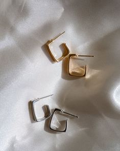 Get sleek and sophisticated with our Joss Geometric Hoops! Featuring a minimalist geometric design, these hoops can be worn everyday. EARRINGS FEATURE Material: 18K real gold/rhodium plated brass Size: 16x17mm Lead & Nickel-free b Freshwater Pearls Earrings, Delicate Earrings, Pretty Earrings, Everyday Earrings, Moonstone Ring, Opal Necklace, Jewelry Packaging, Delicate Necklace, Silver Roses