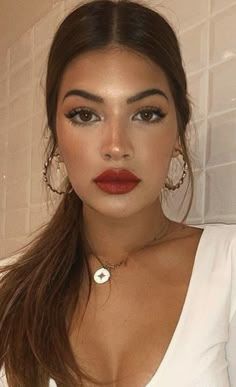 Red Lip Makeup, Makeup Eye Looks, Red Lipstick, Gorgeous Makeup, Glam Makeup, Pretty Makeup, How To Make Hair, Simple Makeup, Beauty Make Up