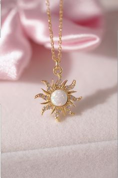 قلادات متدلية, Pretty Jewelry Necklaces, Princess Jewelry, Sun Necklace, Magical Jewelry, Jewelry Accessories Ideas, Classy Jewelry, Fancy Jewellery, Jewelry Lookbook