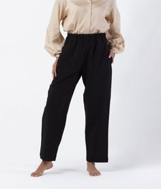 Pantalón fluido de cintura alta con elástico en la parte posterior, bolsillos delanteros. 96% Poliéster, 4% Elastano. Fall Straight Leg Harem Pants For Loungewear, Fall Harem Pants For Loungewear, Straight Leg, Chic High-waisted Solid Sweatpants, Spring Workwear Parachute Pants With Elastic Waistband, Spring Parachute Pants With Elastic Waistband For Work, Versatile Wide Leg Trousers With Pull-on Style, Wide Leg Bottoms With Elastic Waistband For Daywear, Wide Leg Sweatpants With Elastic Waistband For Work, Elastic Waistband Bottoms For Daywear