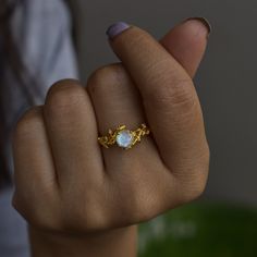 ✦ It's of the earth, of the stars, of water and land! A moonstone twig ring with a spiraling stack of leaves for beauty. This nature-inspired rainbow moonstone engagement or anniversary gift is perfect for someone you love. The sterling silver or 14K gold Filled twig ring features round faceted gem surrounded by leaf. This pulsating and vibrant earthy ring is perfect for those who love to be grounded and rooted.   We all know you love the natural world - it's beautiful, nurturing, and helps us f Hippie Engagement Ring, Earthy Ring, Engagement Ring Moonstone, Earthy Rings, Grandma Jewelry, Crystal Engagement Rings, Twig Engagement Ring, June Birthstone Ring, Twig Ring