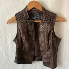 Sleek Style Vintage Vest Is Definitely A Unique Style Amazing Look As It Accents Waist Line. Womens Leather Vest, Steampunk Vest Women, Diy Leather Vest, Modern Steampunk Fashion, Vintage Vests, Brown Leather Vest, Casual Steampunk, Steampunk Vest, Victorian Era Fashion