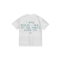 This unisex oversized t-shirt is perfect for those who like to approach life with lightness and a pinch of irony. Made of soft white cotton, it features a minimalist print on the back with the words "I smile because I have no idea what's going on" in a simple and casual font, accompanied by a small stylised logo. The oversized cut, with dropped shoulders and a relaxed fit, makes it a versatile and trendy garment, ideal for a casual and streetwear look. Wear it to express your carefree spirit and Simple White T-shirt With Graphic Print, Simple White Graphic Print T-shirt, Minimalist Short Sleeve Letter Print T-shirt, Minimalist Short Sleeve T-shirt With Graphic Print, Minimalist Graphic Print T-shirt With Short Sleeves, Simple White T-shirt With Text Print, Minimalist Graphic Print Short Sleeve T-shirt, White T-shirt With Funny Text For Streetwear, Cheap White T-shirt With Funny Print