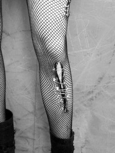 Stile Punk Rock, Ripped Tights, Punk Aesthetic, Grunge Look, Estilo Punk, Punk Outfits, Fishnet Tights, Fishnet Stockings, Punk Goth