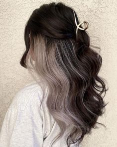 Dark Brown Hair With Ash Blonde Peekaboos, Cute Colors To Dye Your Hair Natural, Two Tone Brown Hair, Hair Color Ideas For Curly Hair, Underlayer Hair Color, Purple Peekaboo Hair, Peekaboo Hair Colors, Split Dye