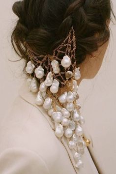 Jewelry Lookbook, Jewelry Inspo, White Pearl, Hair Jewelry, Jewelry Inspiration, Jewelry Art, Beautiful Jewelry, Wedding Hairstyles, Piercings