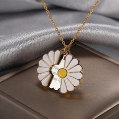 EspecificacionsMajorista: Sí, benvingutEstil: VeremaForma \ patró: RodóForma: You Are My Sunshine Sunflower NecklacesMida del penjoll:: Diameter 3cmMida del penjoll: Com la imatgeEmbalatge: Card packingOrigen: Xina continentalOcasió: Bridal Shower,Engagement,Party,Wedding,Birthday,Everyday,ChristmasOcasió: CasamentTipus de collaret: Collarets de cadenesNúmero de model: Collaret de gira -solTipus de metalls: Acer inoxidableMaterial: MetalMaterial: Acer inoxidableTipus d'article: CollaretsRegal pe Gold Engraved Necklace, Mom Daughter Necklace, قلادات متدلية, Daisy Choker, Necklaces Pendant, Sunflower Necklace, Celtic Knots, Daughter Necklace, Pendant For Women