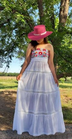 This Beautiful Strapless Dress boasts a Traditional Mexican floral design combined with a modern style dress. The corrugated skirt combined with the strapless embroidered top makes it fun and flirty. It's made out of fine Mexican corrugated cotton and has elastic on the back for a tighter fit. It has lace details throughout. This dress is handmade and completely hand embroidered by Mexican Artisans in Puebla, Mexico Hermoso vestido artesanal mexicano, bordado a mano por artesanos de Puebla, Mexi Latina Style, Traditional Mexican Dress, Mexican Embroidered Dress, Mexican Dress, Traditional Mexican, Mexican Dresses, Dress For Woman, Floral Embroidered Dress, Dress Belt