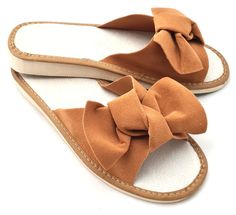 Women's bow sandals brown open toe house slides for ladies ☛ All Women's slippers at affordable prices link below:      https://www.etsy.com/pl/shop/StoreQR?ref=seller-platform-mcnav§ion_id=43366344 ✈ Shipping ( additional information ) Fast free worldwide shipping ( traceable in most countries ) . ⌚ Delivery time ( statistics ) US +/- 8_11 day Full tracked / express EU +/- 4_8 day Full tracked / standard ( Germany +/- 3_5 day ) Canada, Mexico, Brasil, Australia - 21 day / standard Turkey, Israe Slides For Ladies, House Slide, Sandals Brown, Bow Sandals, Warm Slippers, Women's Slippers, Brown Sandals, Mens Slippers, Womens Slippers