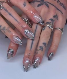 Lowkey Nails, Sci Fi Nails, Chrome Line Nails, Molten Metal Nails, Techno Nails, Cyberpunk Nails, Futuristic Nails, Chrome Nails Silver, Nail Art Chrome