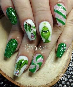 Nome Nails, Knomes Nails, Easy Grinch Nails, Simple Grinch Nails, Grinch Nails Designs, Grinch Christmas Nails, Nail Art Noel, Christmas Nail Art Easy, Xmas Nail Art