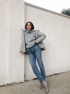 Grey Jacket Street Style, Puffer Style Woman, Puff Jacket Outfit Street Styles, Grey Puffer Jacket Outfit, Short Puffer Jacket Outfit, Puff Jacket Outfit, Look Puffer Jacket, Grey Jacket Outfit, Gray Puffer Jacket