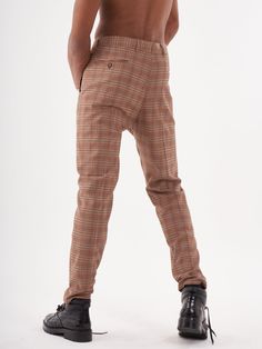 These coffee-colored pants come in a slim fit, with a tapered leg for maximum style. They're also super comfortable, with a stretchy waistband and functional side pockets. Plus, they're versatile - they look great with both tucked-in and untucked tops. FEATURES- Cotton-stretch- Button, hook & zip fastening- Four pockets- Premium Italian fabric- Hand crafted- Designed in Los Angeles SIZE GUIDEModel's height and weight: 5"11 feet & 172 lbs. (180cm & 78kg)Model wears size: 32 FIT GUIDEFits true to Brown Chinos For Fall, Brown Chinos Trousers For Fall, Brown Slim Fit Tapered Leg Pants, Brown Tapered Leg Business Casual Bottoms, Brown Slim Fit Bottoms With Welt Pockets, Brown Tapered Leg Bottoms For Business Casual, Slim Fit Brown Dress Pants With Tapered Leg, Brown Slim Fit Dress Pants With Tapered Leg, Brown Slim Fit Pants For Work