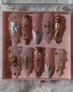 Angel White and Gold Press On Nail Set. With a variety of different gold nail charms! Each order comes with an extra five nails, and an application kit. White Angel Nails Acrylic, Extra Nails Designs With Charms, Glam Gold Nails, Angel Inspired Nails, Gold Chrome Nail Designs, Gold Gems On Nails, Rhinestone Gold Nails, Nail Charms Designs, Jeweled Nails Designs