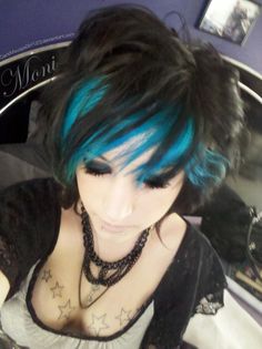 Black And Cyan Hair, Black Hair With Teal Highlights, Black Hair With Blue Roots, Emo Hair Dye Ideas, Black And Colored Hair, Ghost Roots, Blue And Black Hair, Unnatural Hair Color, Short Scene Hair