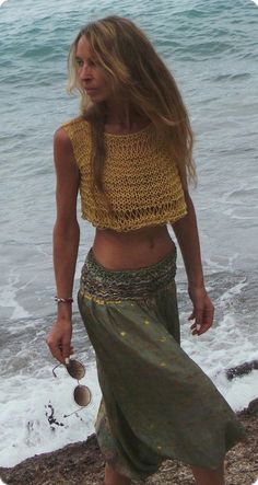 Beach Outfits Teenager, Chic Beach Outfit, Haircut Selfie, Photo Hijab, Beach Party Outfits, Korean Fashion Online, Cute Hairstyle, Linen Crop Top, Yellow Crop Top